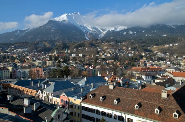 Cidade da montanha nos Alpes. Innsbruck. — Fotografia de Stock