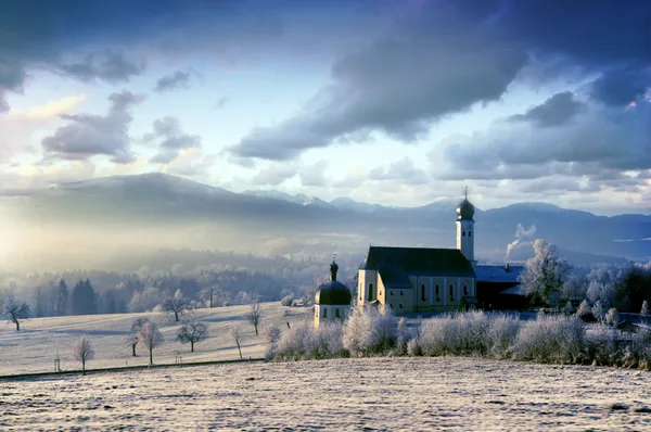 Alpská krajina s kostelem v mrazivé — Stock fotografie