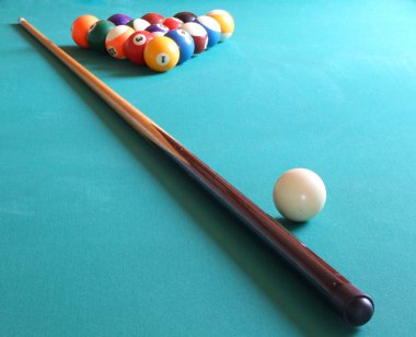 Bilardo topları ve masa.