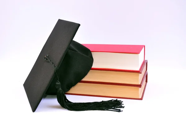 Öğrenci şapka ve kitaplar — Stok fotoğraf
