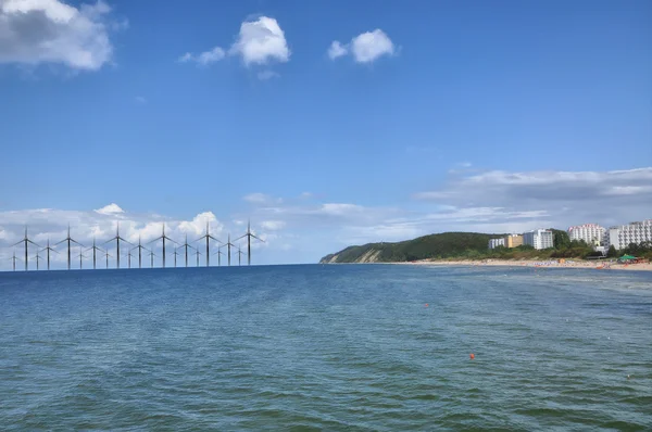 Moinho de vento na costa marítima — Fotografia de Stock