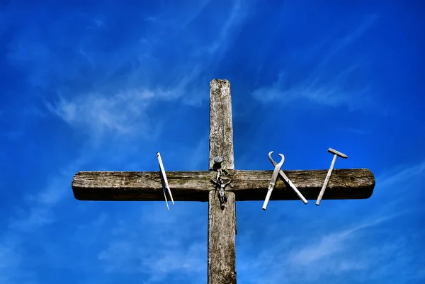 Kříž na modré obloze — Stock fotografie
