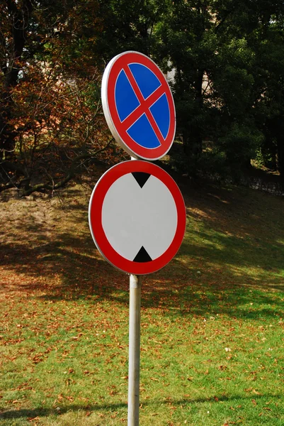 Verkehrszeichen Kreisverkehr — Stockfoto