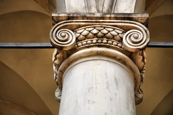 Klassiska arkitektoniska kolumn — Stockfoto