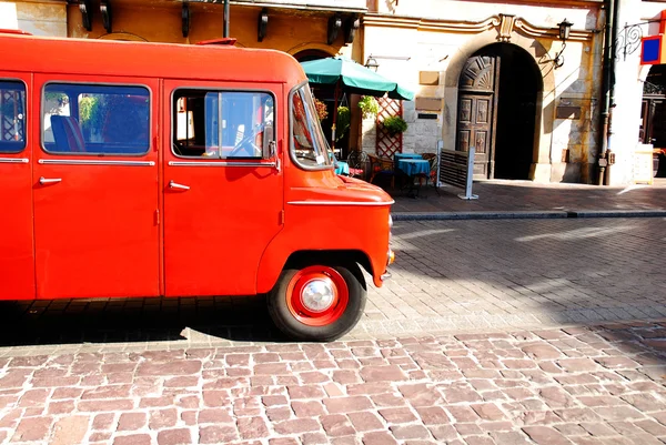 Starodawny samochód zaparkowany na ulicy — Zdjęcie stockowe