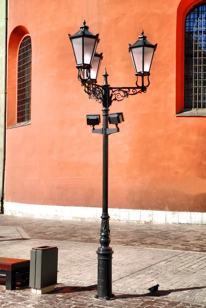 Lanterna de rua estilo antigo na frente — Fotografia de Stock