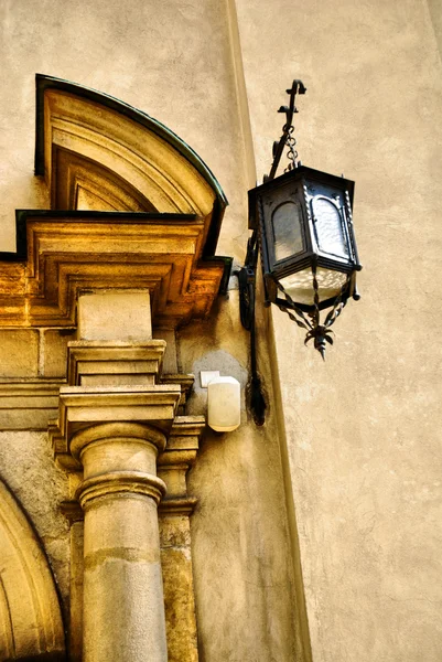 Lanterna clássica na parede de pedra — Fotografia de Stock