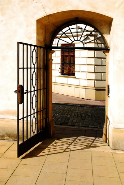 Taş duvar ve demir kapısı — Stok fotoğraf