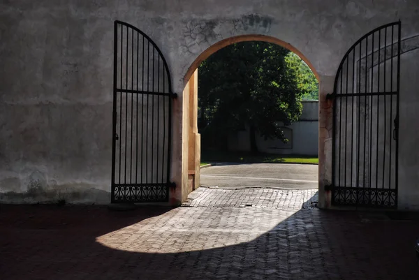 Старые ворота — стоковое фото