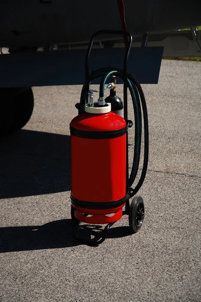 Um extintor vermelho — Fotografia de Stock
