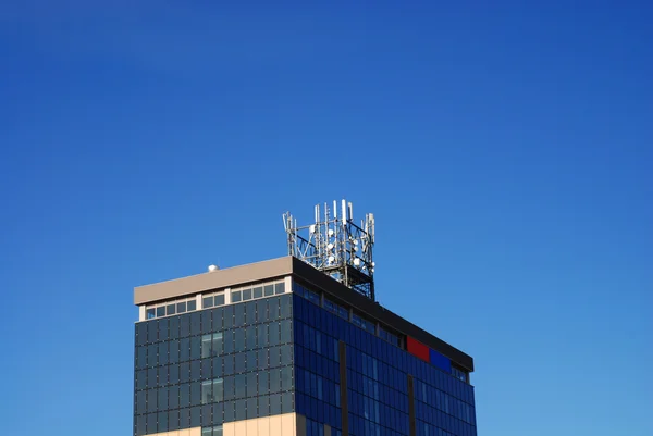 Kyscraper nad modrá obloha — Stock fotografie