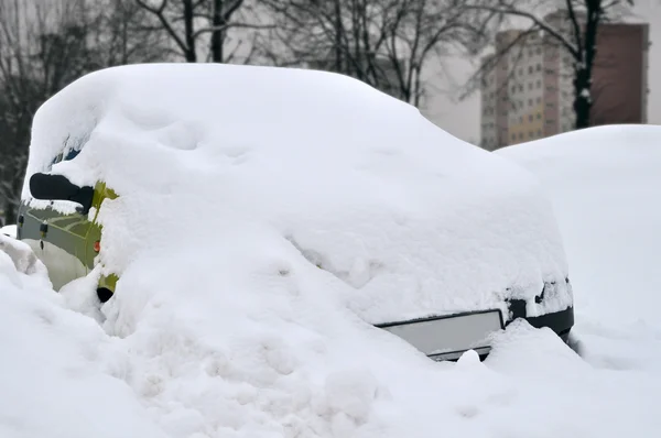 Auto gedekt sneeuw in de winter — Stockfoto