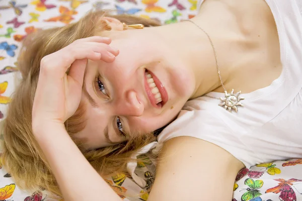 Menina loira relaxante na cama — Fotografia de Stock