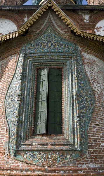 寺窗口中，用瓷砖装饰. — 图库照片