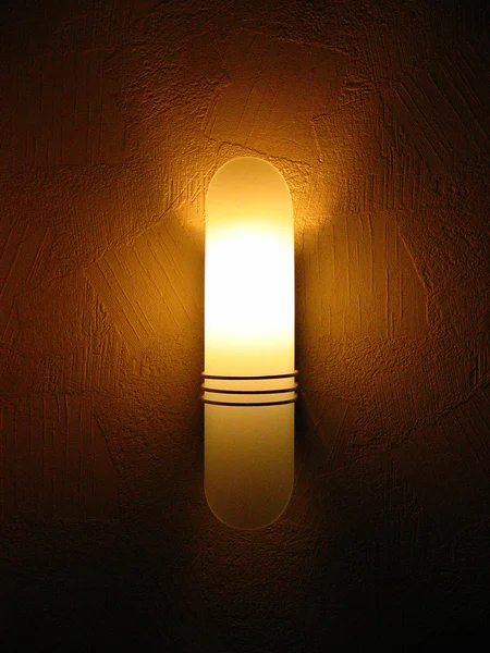 Лампа на стене — стоковое фото