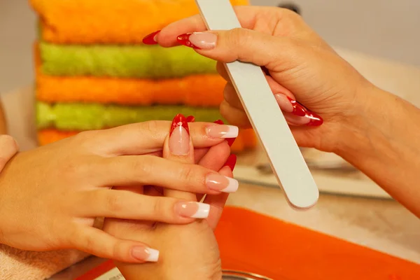 Macro primer plano de esmaltador de uñas en el trabajo —  Fotos de Stock