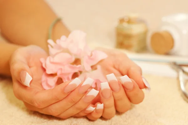 Handen van jonge vrouw met manicure — Stockfoto