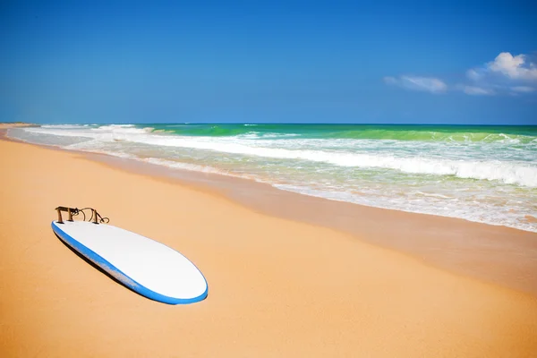 Surfboard on a sandy beach — Stock Photo, Image