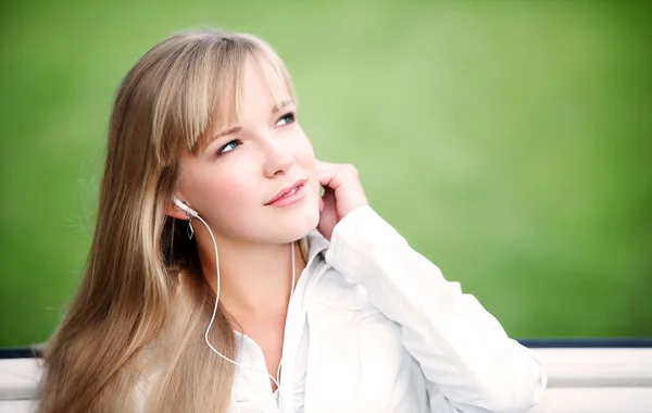 Fiatal nő hallgatja a zenét — Stock Fotó