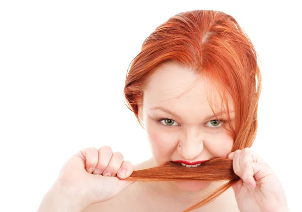 Μικρά κοκκινομάλλα γυναίκα δαγκώνει τα μαλλιά — Φωτογραφία Αρχείου