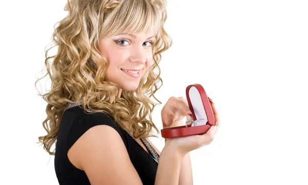 Dívka drží snubní prsten — Stock fotografie