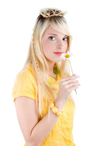Usměvavá blondýnka s květinami — Stock fotografie