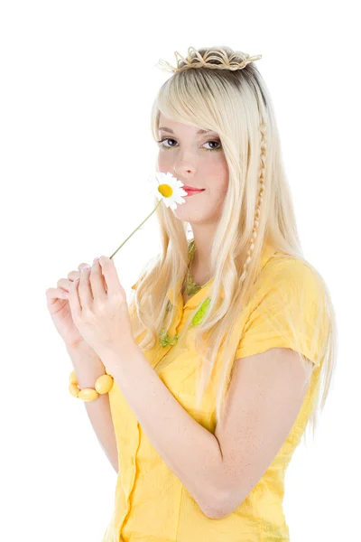 꽃으로 웃는 금발 소녀 — 스톡 사진