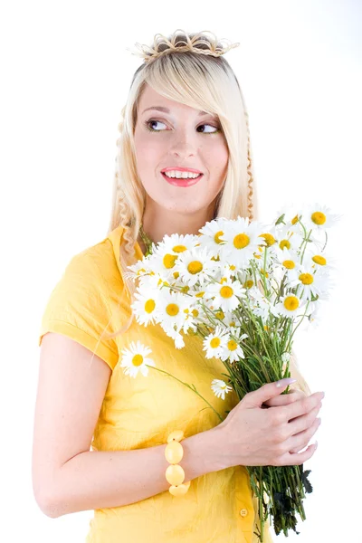 Χαμογελώντας ξανθιά κοπέλα με λουλούδια — Φωτογραφία Αρχείου