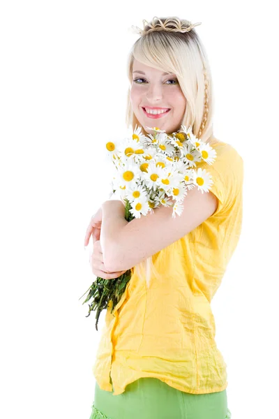 Souriant fille blonde avec des fleurs — Photo
