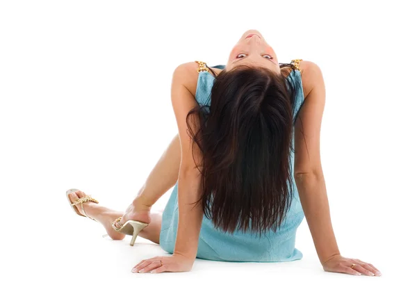 Krásná mladá žena sedící na podlaze — Stock fotografie