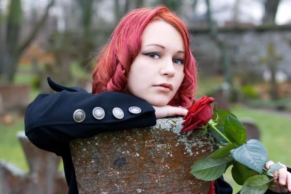 一朵玫瑰的红发女孩的特写 — 图库照片