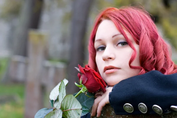 Closeup κοκκινομάλλα κοπέλα με ένα τριαντάφυλλο — Φωτογραφία Αρχείου