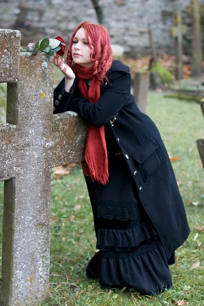 一朵玫瑰在公墓的哥特式女孩 — 图库照片