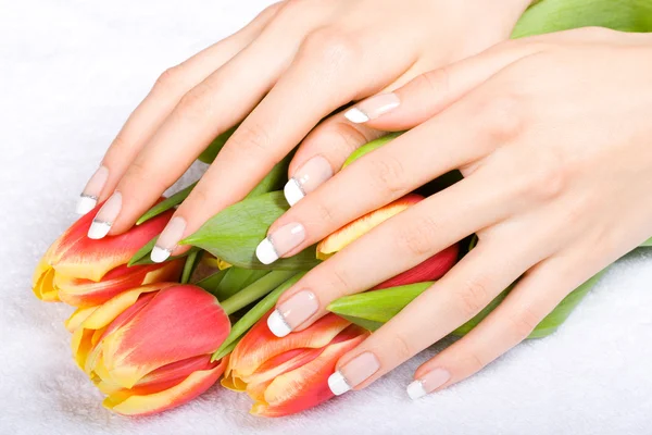 Manicure en tulpen — Stockfoto