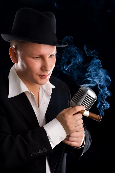 Şarkıcı eski moda mikrofon ile — Stok fotoğraf