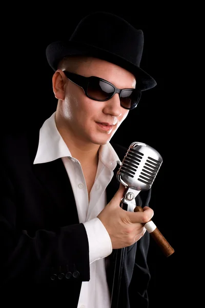 Şarkıcı eski moda mikrofon ile — Stok fotoğraf