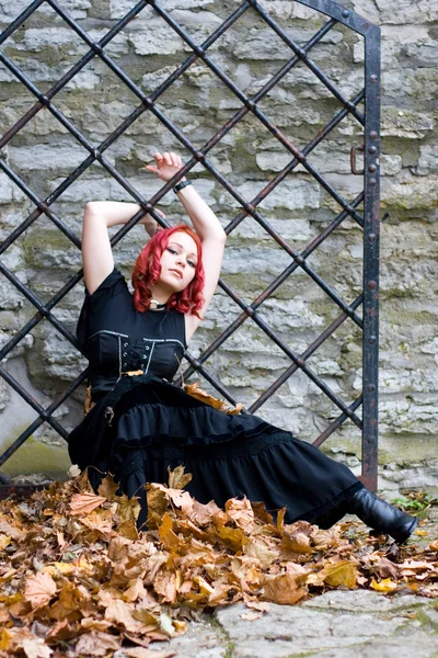 Redhead flirterige goth meisje — Stockfoto