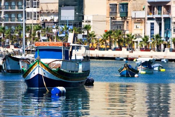 Maltesische Boote in einer Bucht — Stockfoto