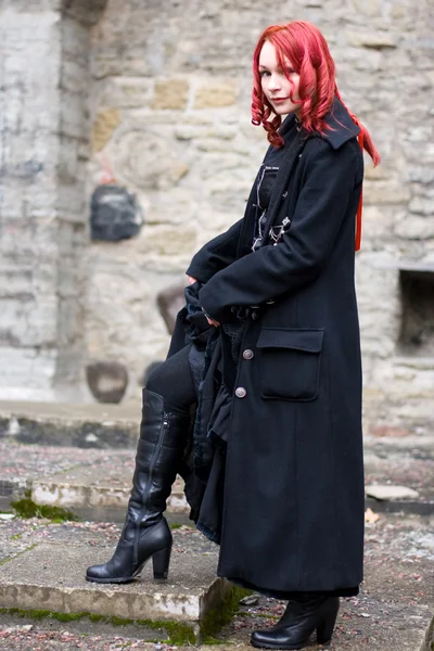 Rotschopf flirty gothic mädchen — Stockfoto