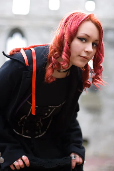 Redhead flirterige goth meisje — Stockfoto