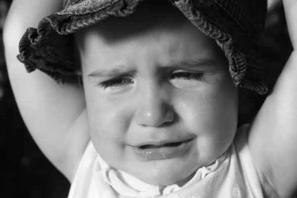 Детский плач — стоковое фото