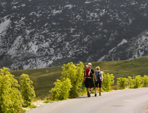 Bergbeklimmers op de weg — Stockfoto
