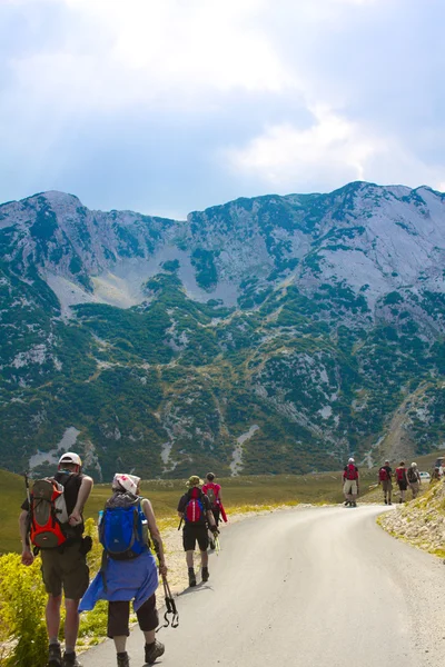 Montañeros en el camino — Foto de Stock
