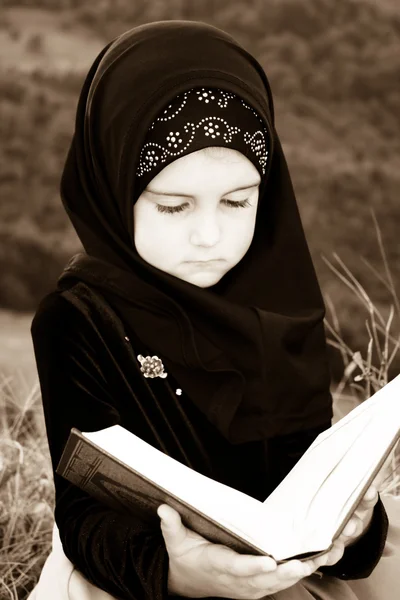 Urocza dziewczyna Islamskiej — Zdjęcie stockowe