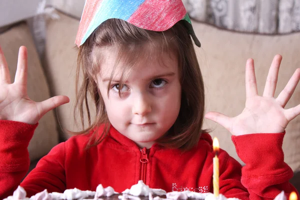 Šťastná dívka s dortem — Stock fotografie