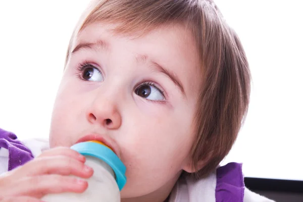 Ребенок с бутылкой молока — стоковое фото
