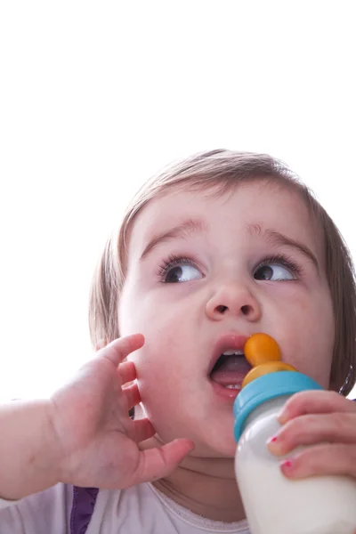 Un bebé con un biberón de leche — Foto de Stock