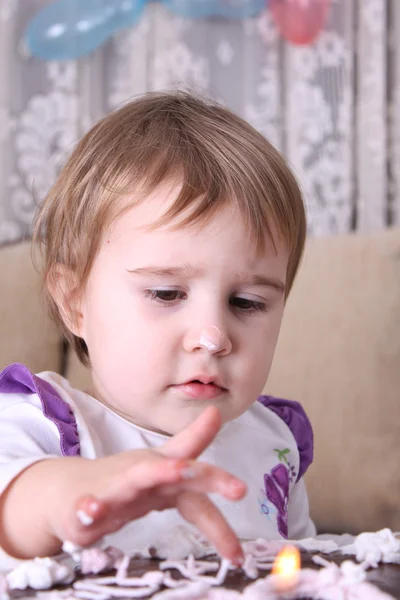 Een baby met een fles melk — Stockfoto
