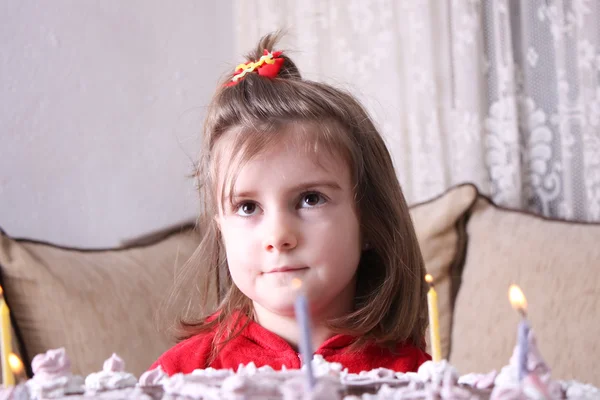 Ребенок с тортом — стоковое фото