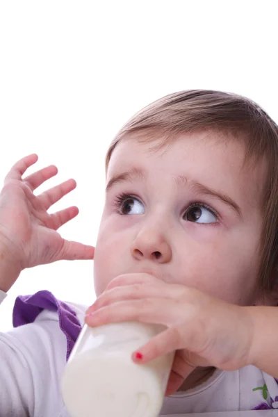 Een baby met een fles melk — Stockfoto